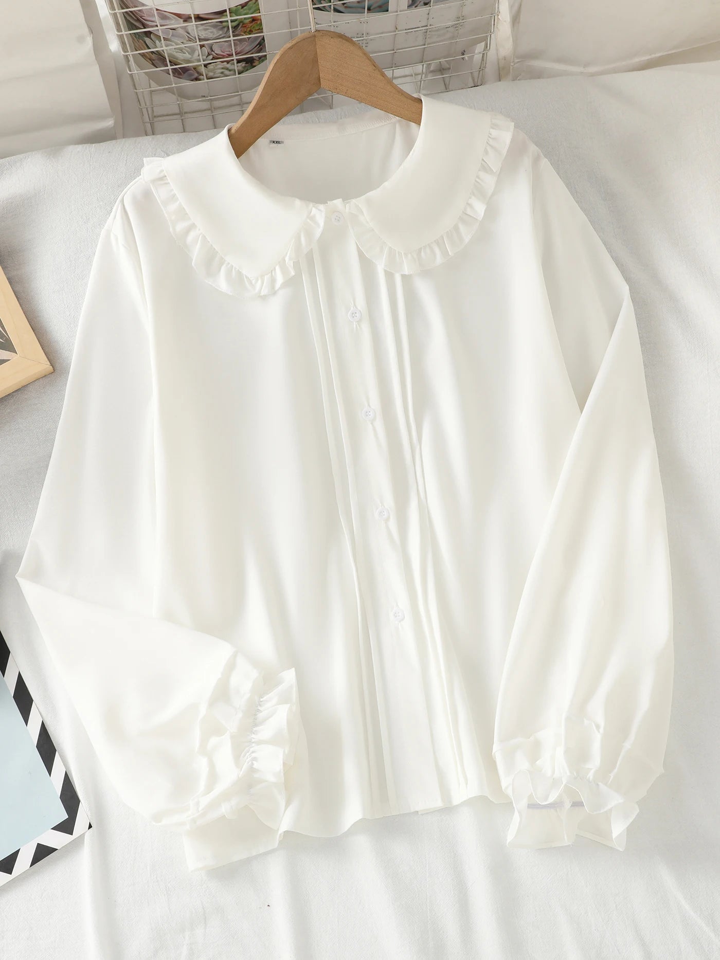 Long-sleeved blouse with a Peter Pan collar, ruffles and lantern sleeves for girls and teenagers